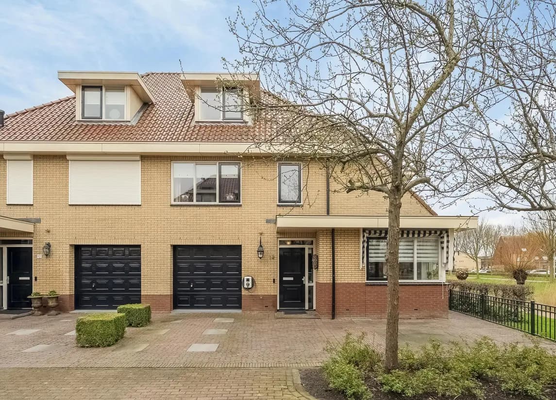 Nieuw
            
    
        
                            REMAX Makelaarsgroep
                        Riedergaarde 12
            
                BARENDRECHT€ 879.500,- k.k.
            
        
        
                            
                    200 m²
                    5
                    4