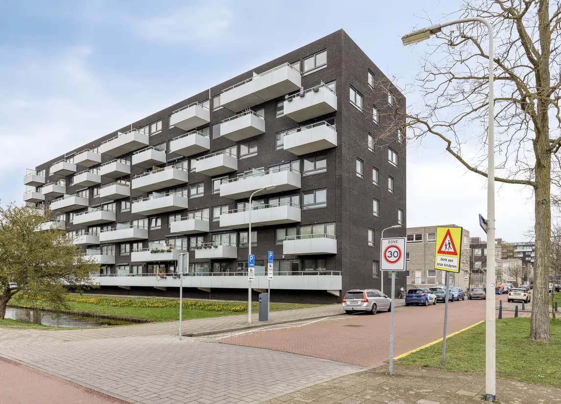 Nieuw
            
    
        
                            REMAX De Vastgoedspecialist
                        Wolweversgaarde 393
            
                'S-GRAVENHAGE€ 415.000,- k.k.
            
        
        
                            
                    94 m²
                    3
                    2