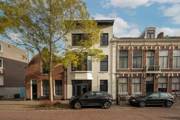 Nieuw
            
    
        
                            REMAX Makelaarsgilde
                        Kaiserstraat 32
            
                LEIDEN€ 650.000,- k.k.
            
        
        
                            
                    116 m²
                    6
                    3