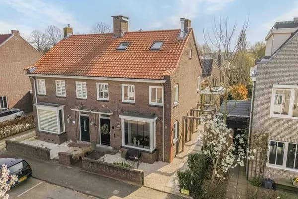 Nieuw
            
    
        
                            REMAX Makelaarsgroep
                        Nassaustraat 237
            
                RIDDERKERK€ 557.000,- k.k.
            
        
        
                            
                    126 m²
                    5
                    4