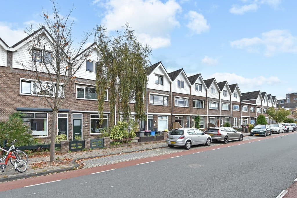 Prins Hendriklaan 74				
				
				
				
					Leidschendam				
				
		
					
				
				
					€ 539.000 				
				
				
				
					k.k.				
				
					
				
				
				
					Woonoppervlakte: 128 m2				
				
				
				
					Perceeloppervlakte: 106 m2				
				
				
				
					Slaapkamers: 4				
				
				
				
					Energielabel: B